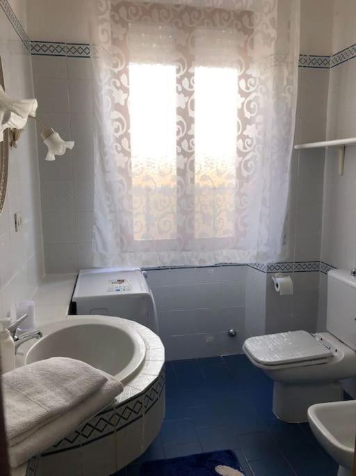Casa Indipendente Zona Centrale La Maddalena  Eksteriør billede